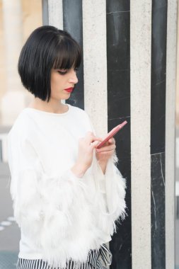 Tarih iptal edildi. İleti gönder. Şık saçlı, akıllı telefonlu açık şehir geçmişli, şık bir bayan. Dışarıda poz veren modaya uygun bir kadın. Esmer kız Bob saç stili şık görünüyor.