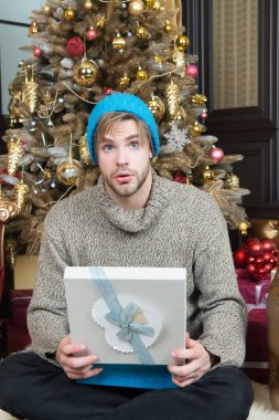 Sürpriz karşısında şapka ile maço, kazak tutun mevcut sarılmış