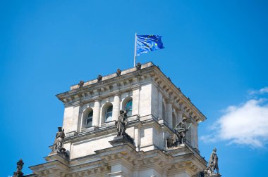 Avrupa Birliği bayrakları ünlü Reichstag Binası, rüzgarda sallayarak güneşli bir mavi gökyüzü ve bulutlar, Merkezi Berlin Mitte bölgesinde yer alan ile Almanya Parlamentosu Deutscher Federal koltuk
