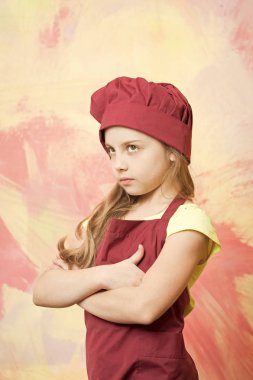 küçük kız Şef ciddi yüzüne önlük ve şapka ile