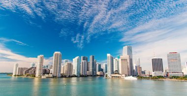 Mavi bulutlu gökdelenli Miami gökdelenlerinin hava manzarası, tekne yelkeni