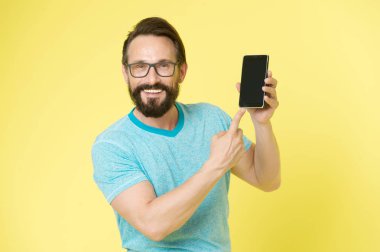 Adam yeni mobil fırsatlar hakkında heyecanlı. Adam gözlük smartphone vasıl işaret neşeli. Adam Kullanıcı etkileşim kullanma smartphone için mutlu. Adam sakallı mobil arayüz uygulama etkileşim