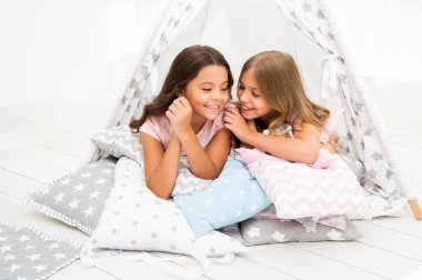 Hisse sırları kavramı. Kızlar Sevimli çocuk teepee yatak odasında rahatlatıcı yatıyordu. Sevimli uzay tatil için. Modern iç rahat teepee evleri içerir. En yakın arkadaşlarım arasında gizli konuşma