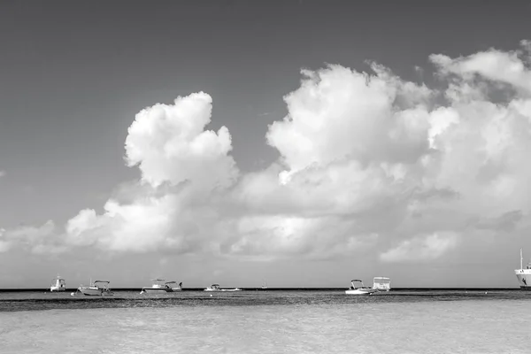 Boote im türkisfarbenen Meer oder Ozean in Grand Turk, Turks- und Caicosinseln. Meereslandschaft mit klarem Wasser am bewölkten Himmel. Entdeckungen, Abenteuer und Fernweh. Sommerurlaub auf tropischer Insel — Stockfoto