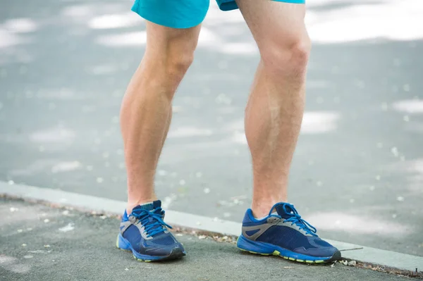 Voorkomen spataderen concept. Poten voor mannelijke atleet runner joggen park stoep. Opleiding cardio in goede sportschoenen. Vaatziekten spataderen problemen actief leven. Ziekte die wordt veroorzaakt door run — Stockfoto
