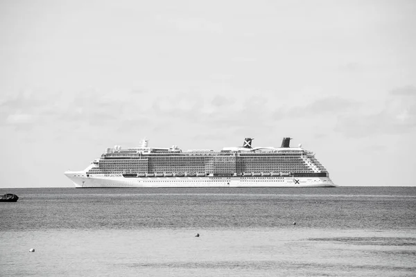Great stirrup cay, Bahamas - 08 de enero de 2016: barco de línea oceánica en el mar en el cielo azul. Transporte de agua, barco, transporte. Vacaciones, ansia de viajar, viajes. Aventura, descubrimiento, viaje —  Fotos de Stock