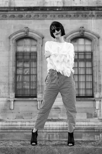 Modelo de beleza posar em saltos altos em Paris, França. Beleza, olhar, maquiagem, maquiagem. — Fotografia de Stock