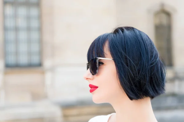 Menina senhora elegante com penteado bob ao ar livre arquitetura urbana fundo. Mulher modelo elegante posando ao ar livre. Menina morena bob penteado parece elegante. Dicas de estilo de cabelo de cabeleireiro — Fotografia de Stock