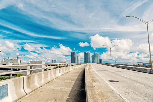 Carretera con rascacielos en el cielo azul nublado — Foto de Stock