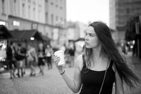 Meisje met lang haar lopen op de avond stad straat, reizen — Stockfoto