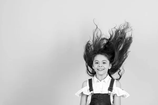Chica con el pelo soplando en el viento sobre fondo azul — Foto de Stock