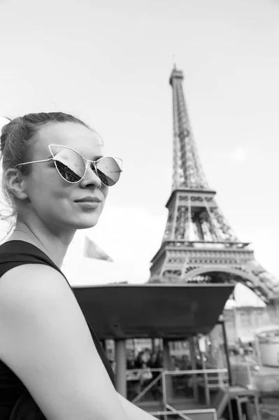 Mujer sexy posando en la Torre Eiffel en París, Francia. Las mujeres usan gafas de sol de moda en un día soleado. Viajar y vagabundear en vacaciones de verano. Chica con aspecto de moda y belleza sensual — Foto de Stock
