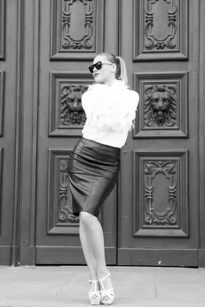 Μόδα μοντέλο με ύφος μόδας. Γυναίκα στα ψηλοτάκουνα παπούτσια κόκκινο πόρτα στο Παρίσι, Γαλλία. Σέξι γυναίκα σε γυαλιά ηλίου με μακριά μαλλιά. Κορίτσι ομορφιά με γοητεία βλέμμα. Μόδα ομορφιά και μόδα — Φωτογραφία Αρχείου