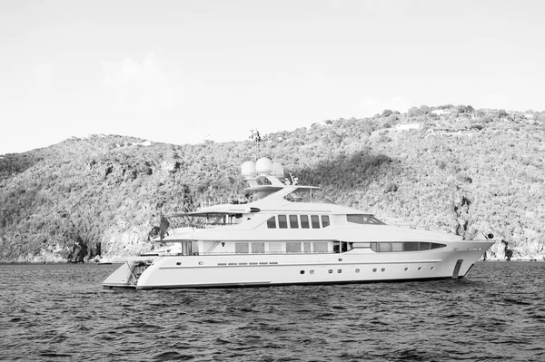 Aventura náutica y náutica en gustavia, st.barts. Yate en la costa del mar en el cielo azul soleado. Viaje de lujo y viaje en barco. Vacaciones de verano en la isla tropical. Transporte marítimo y marítimo —  Fotos de Stock