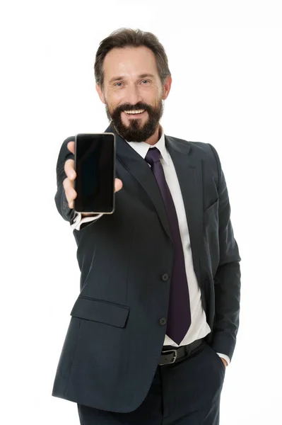 Empresário terno formal detém smartphone. Homem barbudo homem de negócios usar telefone móvel moderno. Verificar e-mail ou enviar mensagem. Smartphone dá oportunidades. Comunicações comerciais — Fotografia de Stock