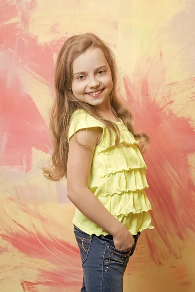 Niña pequeña con cara feliz en camisa amarilla —  Fotos de Stock