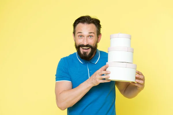 Es todo para mí. Los regalos hacen la vida más interesante. Hombre barbudo barbudo madura cara alegre sostiene cajas de pila. El hombre tiene regalos inesperados. Chico tocado por la atención y regalos para él fondo amarillo —  Fotos de Stock