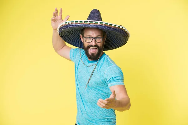Concept de fête mexicaine. Homme joyeux visage heureux en chapeau sombrero célébrant fond jaune. Le type à la barbe a l'air festif au sombrero. Fête et concept de vacances. Caractéristique traditionnelle mexicaine — Photo