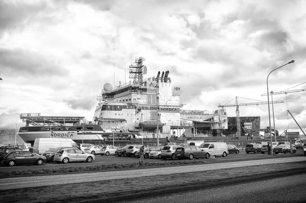 Reykjavík, Island - 13. října 2017: aut a lodí na zatažené obloze. Provoz na silnici a plavidla v přístavu. Doprava a přeprava. Cestování nebo návštěva a toulavost — Stock fotografie