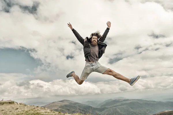 Homem barbudo, brutal caucasiano hipster com bigode salto na montanha — Fotografia de Stock