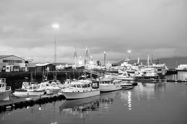 Reykjavik, Island - 14. Oktober 2017: Yachten am Seebrücke Lichter in der Dämmerung. Segelboote an der Küste am Abendhimmel. Wassertransport und Schiffsreisen. Urlaub oder Fernweh und Reisen — Stockfoto