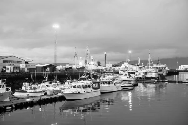 Reykjavik, Islândia - 14 de outubro de 2017: iates às luzes do cais do mar ao anoitecer. Barcos à vela na costa no céu da noite. Transporte de água e viagens por mar. Férias ou desejo de viajar e viajar — Fotografia de Stock