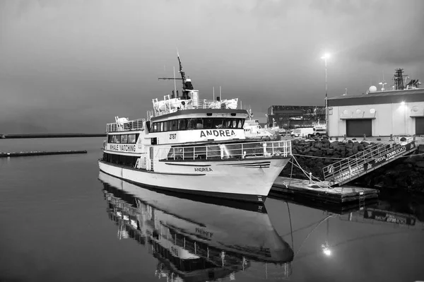 Reykjavik, Islandia - 14 de octubre de 2017: crucero en el muelle marítimo al atardecer. Nave en la orilla del mar en el cielo de la noche. Transporte y transporte por agua. Wanderlust o vacaciones y viajar —  Fotos de Stock
