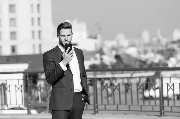 Businessman with smartphone on sunny terrace. Man in business suit with mobile phone outdoor. Business communication, new technology and sms. Modern life and business lifestyle — Stock Photo, Image