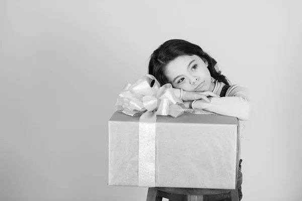 Caixa com laço de fita e menina — Fotografia de Stock