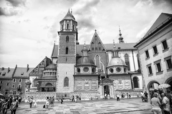 Cracóvia, Polônia - 04 de junho de 2017: Catedral de Wawel com capelas no céu nublado. Pessoas turistas em frente igreja católica quadrada. Arquitetura e design. Viajar de férias — Fotografia de Stock