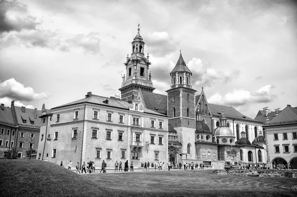 Krakow, Poland - June 04, 2017: Wawel cathedral with chapels on green hill. Tourists at catholic church on cloudy sky. Architecture and design. Travelling, vacation and wanderlust — Stock Photo, Image