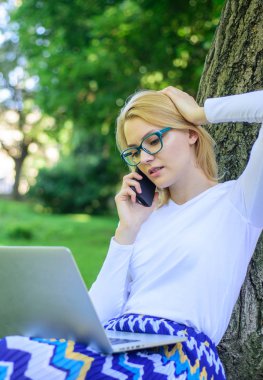 Online alışveriş ile zaman kazanmak. Satış Müdürü işgal faydaları. Kız çim defter ile otur. Park sipariş maddesi telefon içinde laptop olan kadın. Kız online alışveriş yararlanır