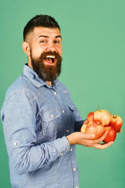 Bahçe işleri ve sonbahar ürünleri konsepti. Neşeli yüzlü çiftçi