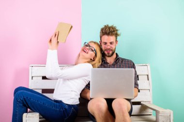 İnekler aile. Çalışma kitabı ve dizüstü eğitim çift nerds. Gözlük ailede eğitim ya da çalışma tüm zaman harcamak. Erkek ve kadın meşgul okuma veya arama. Çift inekler yaşam tarzı zevk