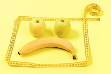 Meyve yüz üzgün ifadeyle teyp ölçme ile çerçeveli