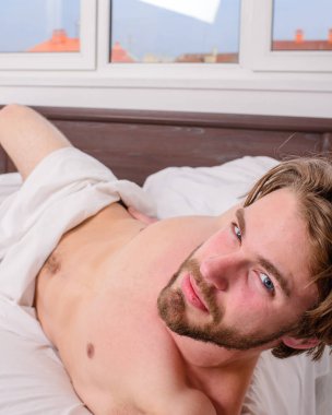 Çok iyi kavramı sakin ol. Adam hissediyorum güzel gece rüya sonra memnun. Sizi bekliyor. Adam seksi maço beyaz yatak örtüsü yatıyordu. Oynak ruh kavramı. Adam tıraşsız yakışıklı seksi gövde yatak rahatlatıcı