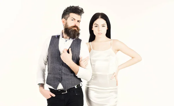 Bebaarde hipster met bruid verkleed voor de huwelijksceremonie. Vrouw in trouwjurk en man in de vest. Paar in liefde, bruid en bruidegom in elegante bruiloft kleren, witte achtergrond. Bruiloft concept — Stockfoto