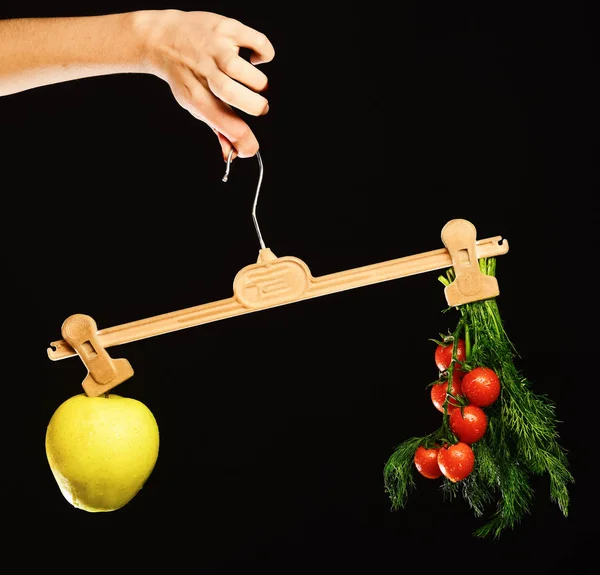 Jordbruk och viktminskning koncept. Äpple med tomater och dill — Stockfoto