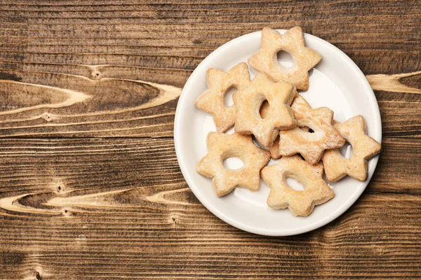 Biscoitos de chá em fundo de madeira, espaço de cópia. Biscoitos em forma de estrela — Fotografia de Stock