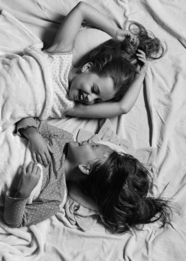 Neşeli yüzü olan birbirlerine yatakta gülümsemek