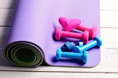 Barbell ve mor yoga mat yumuşak pembe kalp