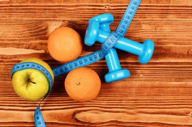 Fitness vücut kavramı, teyp, meyve ölçme ile Halter ağırlık