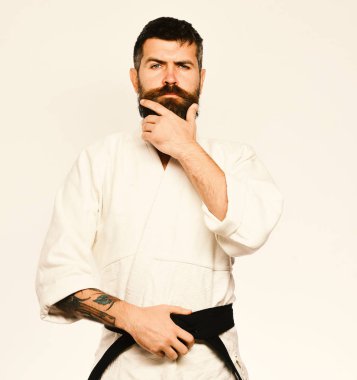 Beyaz arka planda kimonolu genç sporcu..