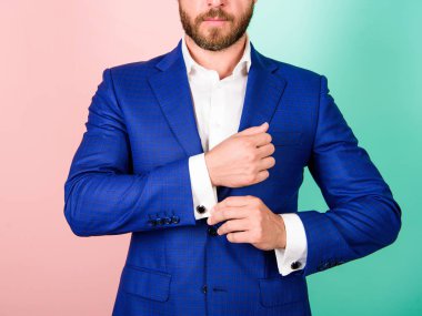 Kıyafet ve mükemmel görünüm olduğundan emin olun. Ayrıntılar kıyafet şık olun. Erkek moda. Son için mükemmel ayrıntı. Adam iyi giyimli işadamı sakal katı yüz onay düğmesini kullanarak gömlek kol