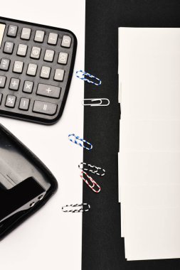 Siyah ve beyaz arka plan, üstten görünüm Office Araçları