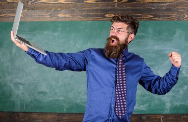 Uzaktan eğitim kavramı. Yenilikçi öğretmen gözlük tutan dizüstü mesafe bilgi check geçti. Öğretmen adam geçti test online kara tahta arka plan ile modern dizüstü sakallı. Online sınavı