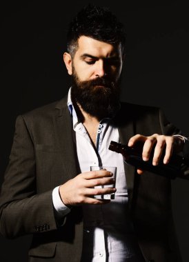 Sommelier alkol tatma sakallı. Ciddi bir yüz ile işadamı