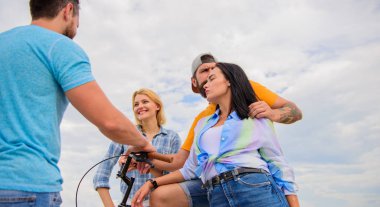 Nasıl bisiklet toplum değişti. Grup arkadaşları Bisiklet ile takılmak. Şirket şık gençler boş zaman açık havada gökyüzü arka plan harcamak. Çift neşeli arkadaşlar Bisiklet ile yürüyüş sırasında bir araya