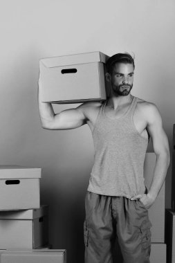 Teslimat ve kavram olarak hareket: karton uygun adam 