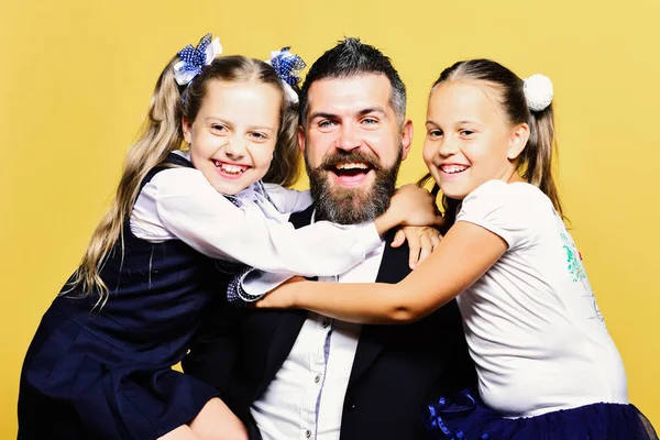 Okul kıyafetleri ve yay yakın oturan çocuklar öğretmen sakallı — Stok fotoğraf